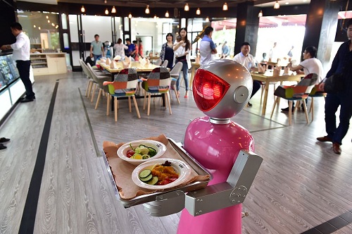Robot bồi bàn xuất hiện ở Trung Quốc 